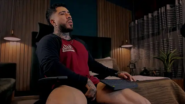 Snapshot of LeoSalvatore_ chatting on February 2025 03:30:01 AM LeoSalvatore online show from February 2025 03:30:01 AM