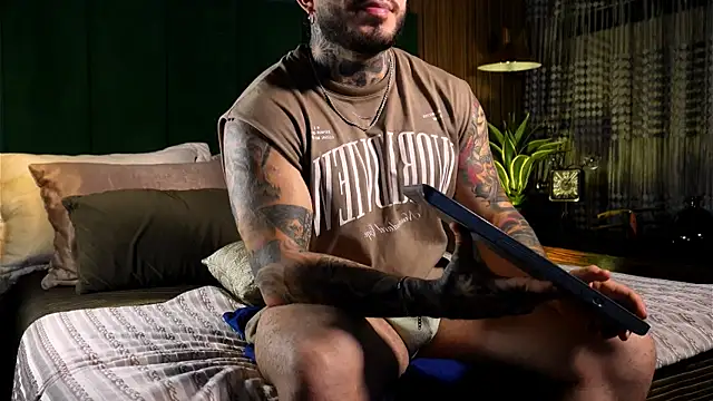 Snapshot of LeoSalvatore_ chatting on March 2025 01:25:02 AM LeoSalvatore online show from March 2025 01:25:02 AM