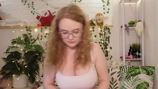 MonicaAsis online show from October 2025 05:57:02 PM