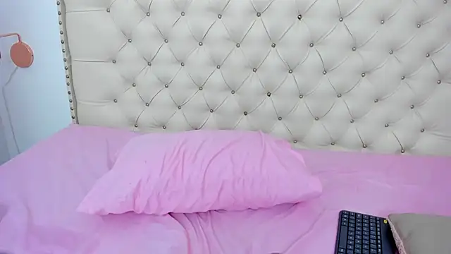 Snapshot of Kim_Eli chatting on December 2024 07:43:01 PM Kim Eli online show from December 2024 07:43:01 PM