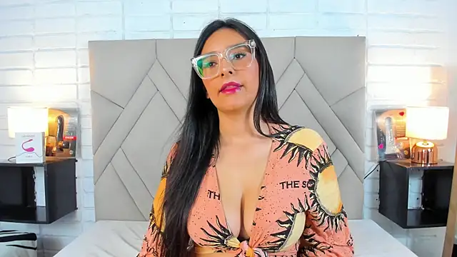 Isis Osman online show from January 2025 01:06:02 PM