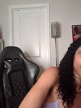 Snapshot of butterflybootyy chatting on May 2026 01:56:01 AM butterflybootyy online show from May 2026 01:56:01 AM
