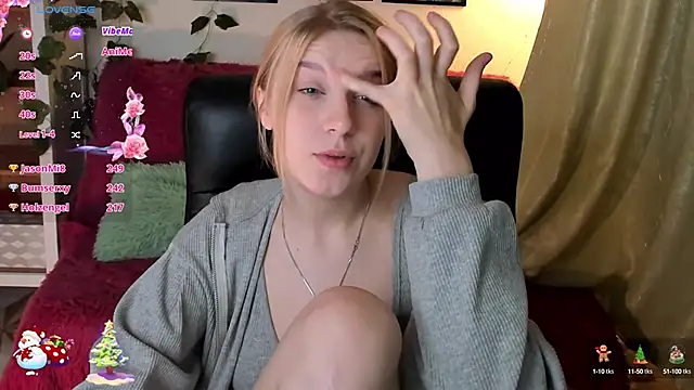Snapshot of KarambaMoon chatting on December 2024 11:25:02 PM KarambaMoon online show from December 2024 11:25:02 PM