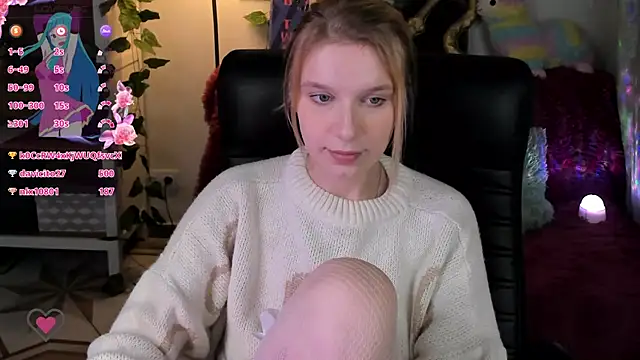 Snapshot of KarambaMoon chatting on January 2025 11:47:01 PM KarambaMoon online show from January 2025 11:47:01 PM