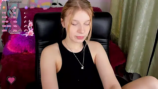 Snapshot of KarambaMoon chatting on February 2025 08:47:02 PM KarambaMoon online show from February 2025 08:47:02 PM
