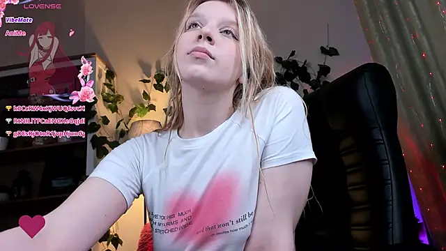 Snapshot of KarambaMoon chatting on February 2025 03:32:02 AM KarambaMoon online show from February 2025 03:32:02 AM