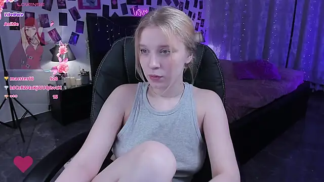 Snapshot of KarambaMoon chatting on February 2025 11:45:01 PM KarambaMoon online show from February 2025 11:45:01 PM