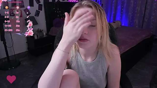 Snapshot of KarambaMoon chatting on March 2025 08:43:01 PM KarambaMoon online show from March 2025 08:43:01 PM