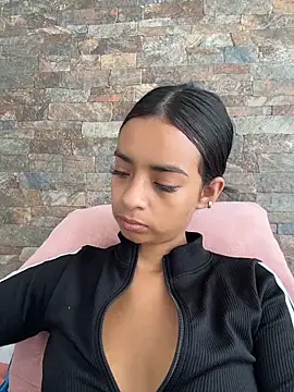 Laura fernandezII online show from March 2026 04:35:01 PM