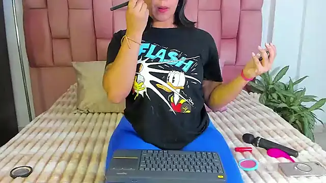 Snapshot of EmmaRossem chatting on February 2025 07:49:01 PM EmmaRossem online show from February 2025 07:49:01 PM