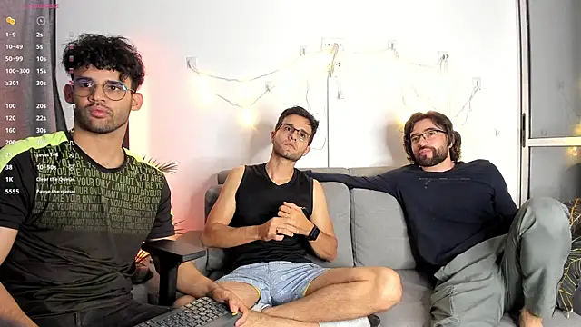 Snapshot of crisandrews chatting on January 2025 03:43:02 AM crisandrews online show from January 2025 03:43:02 AM