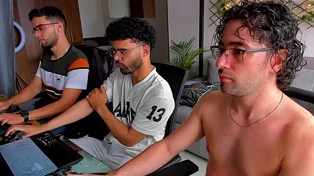 Snapshot of crisandrews chatting on March 2025 04:11:02 PM crisandrews online show from March 2025 04:11:02 PM