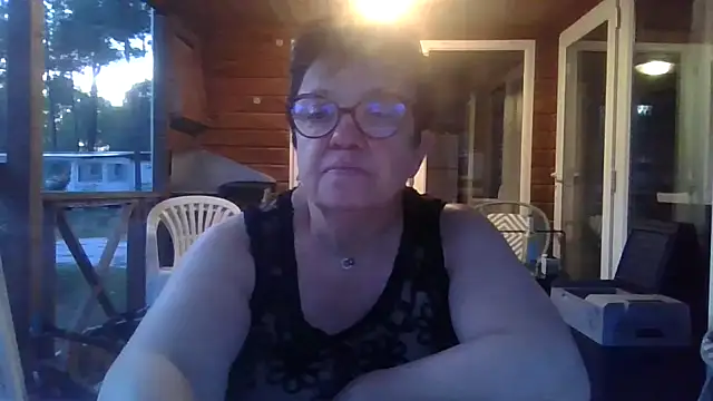 Snapshot of Vandeae44 chatting on May 2026 07:43:02 PM Vandeae44 online show from May 2026 07:43:02 PM