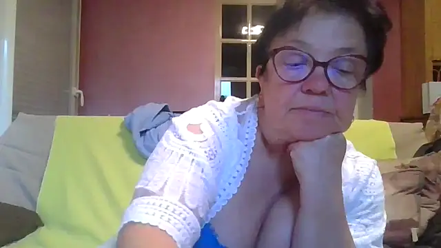 Snapshot of Vandeae44 chatting on June 2026 07:36:01 PM Vandeae44 online show from June 2026 07:36:01 PM