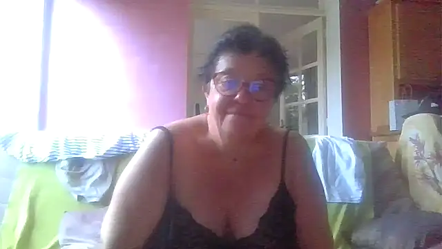 Snapshot of Vandeae44 chatting on June 2026 07:38:02 PM Vandeae44 online show from June 2026 07:38:02 PM