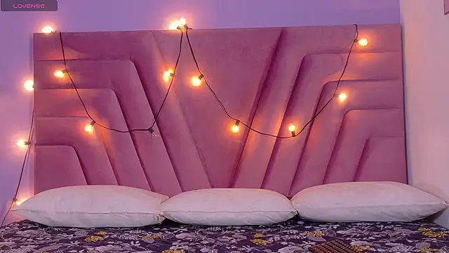 Snapshot of littleebonymommy chatting on January 2026 08:56:01 PM littleebonymommy online show from January 2026 08:56:01 PM