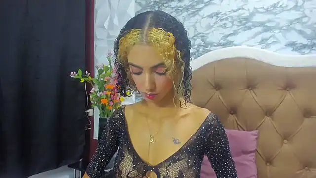 Snapshot of Queen_Cuarxxo chatting on December 2024 11:39:02 PM Queen Cuarxxo online show from December 2024 11:39:02 PM