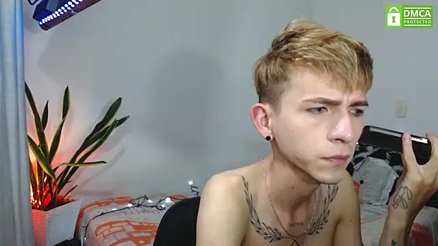 Snapshot of smallgiant27 chatting on November 2025 02:33:01 AM smallgiant27 online show from November 2025 02:33:01 AM