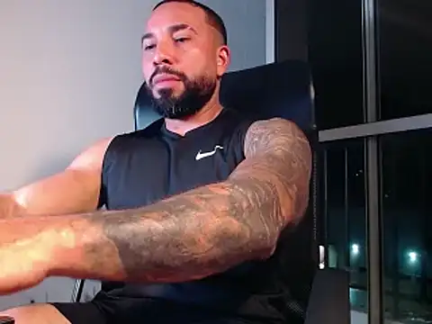 Snapshot of roman_muscle chatting on January 2025 03:12:01 AM roman muscle online show from January 2025 03:12:01 AM