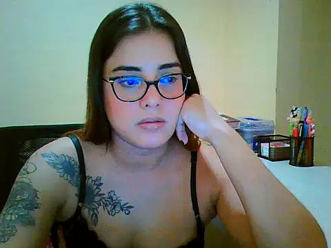 Snapshot of maliamiller chatting on February 2026 02:31:01 AM maliamiller online show from February 2026 02:31:01 AM