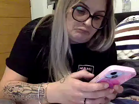 Snapshot of vanillesoumise chatting on December 2024 09:15:01 PM vanillesoumise online show from December 2024 09:15:01 PM