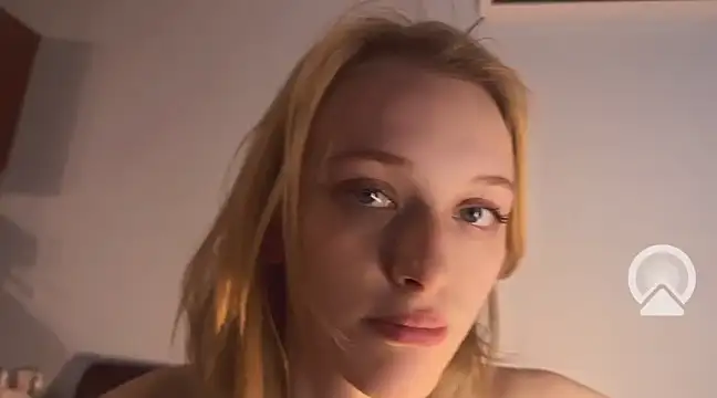 Snapshot of Evvie_Summn1 chatting on December 2024 02:05:01 AM Evvie Summn1 online show from December 2024 02:05:01 AM