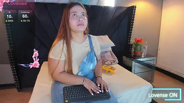 MAHIASMITH13 online show from October 2025 01:11:02 PM