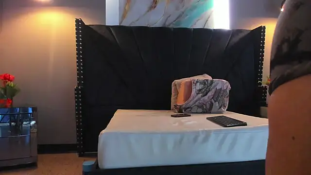 MAHIASMITH13 online show from December 2025 01:04:02 PM