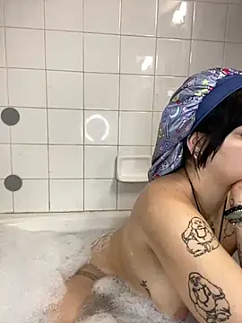 pircilla23 online show from October 2025 02:18:01 PM