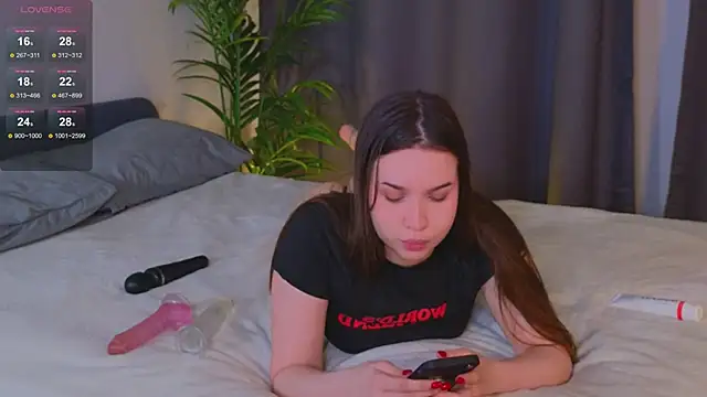 Snapshot of Roxie_Mils chatting on January 2025 02:59:01 PM Roxie Mils online show from January 2025 02:59:01 PM