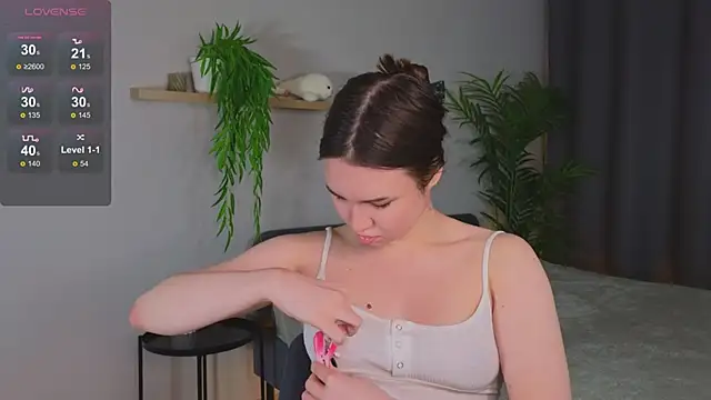 Snapshot of Roxie_Mils chatting on February 2025 03:26:01 PM Roxie Mils online show from February 2025 03:26:01 PM