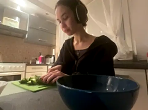 Snapshot of Roxie_Mils chatting on October 2025 07:18:01 PM Roxie Mils online show from October 2025 07:18:01 PM