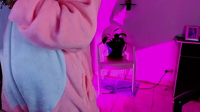 TinnaDawsom online show from January 2025 05:42:01 AM