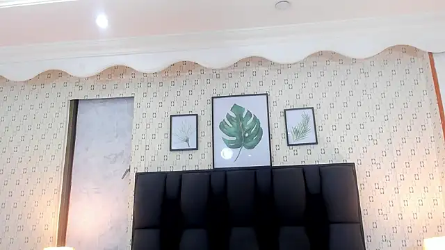 Snapshot of MirandaRossi chatting on February 2025 03:00:02 AM MirandaRossi online show from February 2025 03:00:02 AM