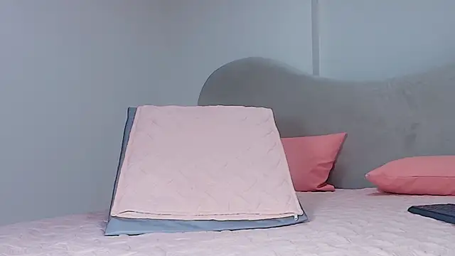 kira mz online show from November 2025 12:02:02 PM