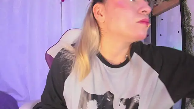 Snapshot of GilaKat chatting on March 2025 07:42:02 AM GilaKat online show from March 2025 07:42:02 AM