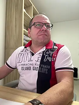 coupleLatinaLovers online show from December 2025 06:22:02 AM