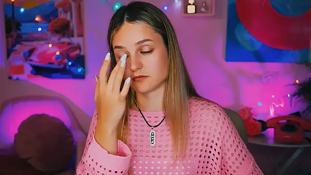 Snapshot of DeboraLarson chatting on December 2024 02:04:01 AM DeboraLarson online show from December 2024 02:04:01 AM