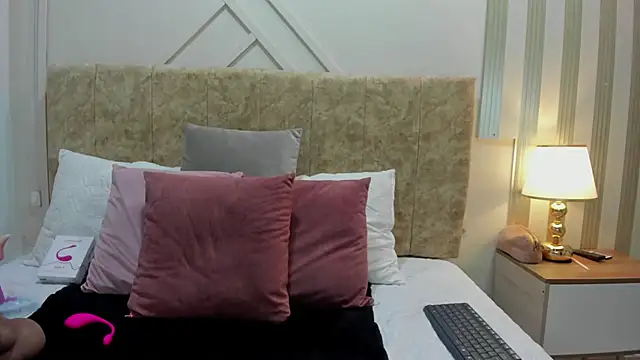 ashley  foxx  online show from October 2025 02:18:02 PM