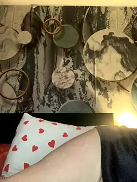 Laura Millf online show from December 2025 04:35:01 PM