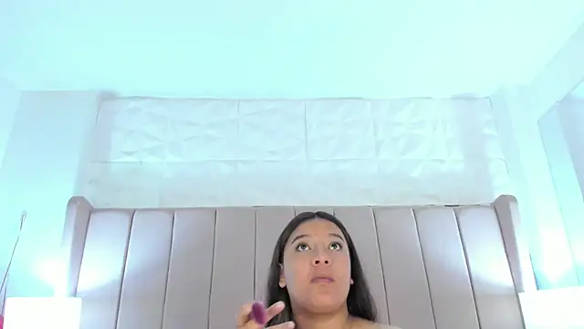 Snapshot of MollyBigBoobs12 chatting on March 2025 05:09:01 AM MollyBigBoobs12 online show from March 2025 05:09:01 AM