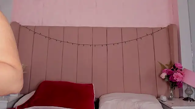 Snapshot of MollyBigBoobs12 chatting on September 2025 08:24:01 PM MollyBigBoobs12 online show from September 2025 08:24:01 PM