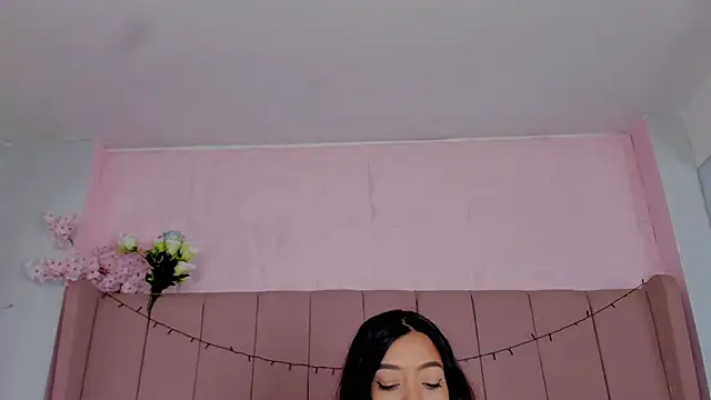 Snapshot of MollyBigBoobs12 chatting on December 2025 09:08:02 PM MollyBigBoobs12 online show from December 2025 09:08:02 PM