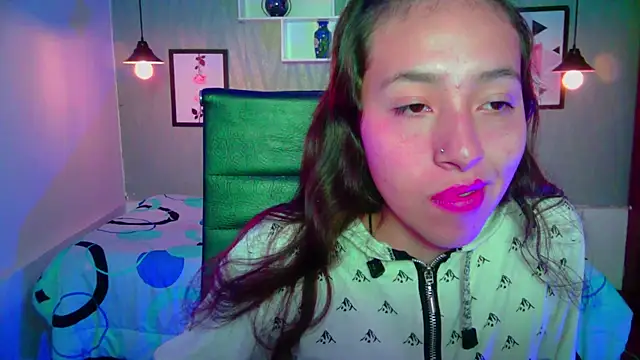 Snapshot of Valeria_roussi chatting on December 2024 01:45:01 PM Valeria roussi online show from December 2024 01:45:01 PM