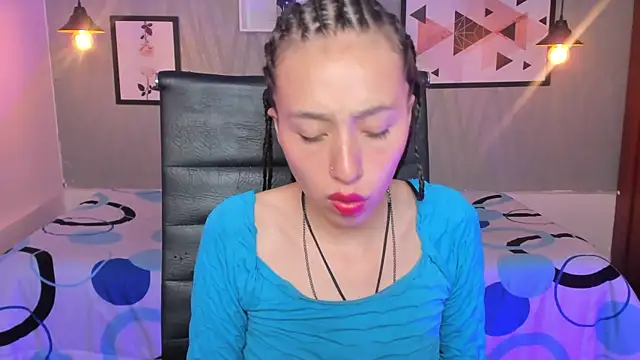 Snapshot of Valeria_roussi chatting on December 2024 08:08:01 PM Valeria roussi online show from December 2024 08:08:01 PM