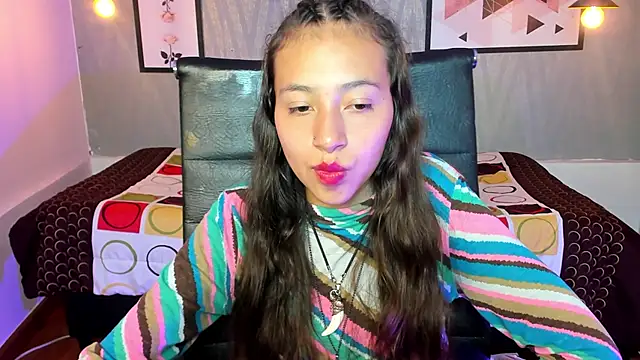 Snapshot of Valeria_roussi chatting on December 2024 08:01:02 PM Valeria roussi online show from December 2024 08:01:02 PM