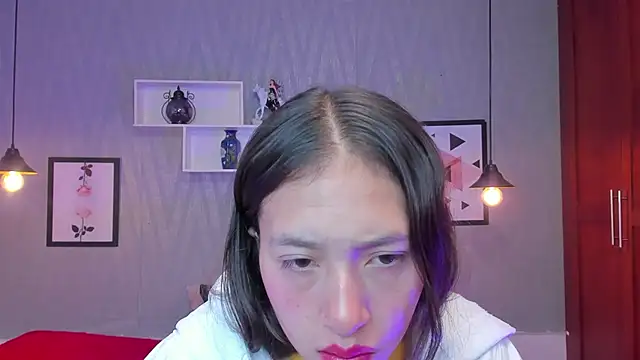 Snapshot of Valeria_roussi chatting on January 2025 01:02:02 PM Valeria roussi online show from January 2025 01:02:02 PM