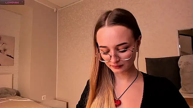 Tiffanyhunt online show from November 2025 01:33:02 PM