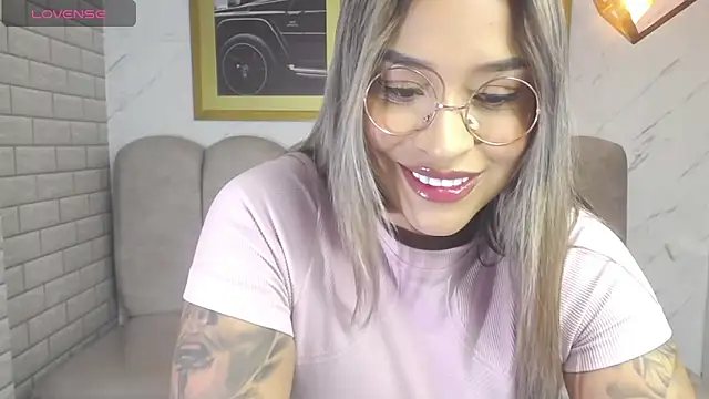 Snapshot of _Charlotte_v chatting on April 2026 04:30:01 AM Charlotte v online show from April 2026 04:30:01 AM
