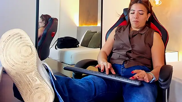 Snapshot of alma_fenix chatting on November 2025 12:26:01 PM alma fenix online show from November 2025 12:26:01 PM